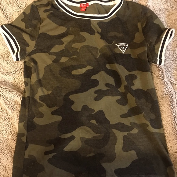 XS Women’s Guess Camo Top - Picture 1 of 3